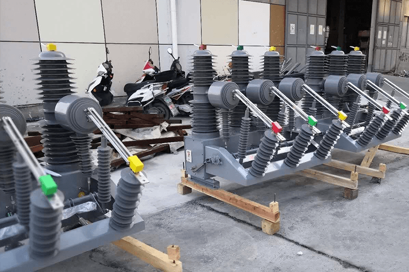 Intelligent pole-mounted switch solution 